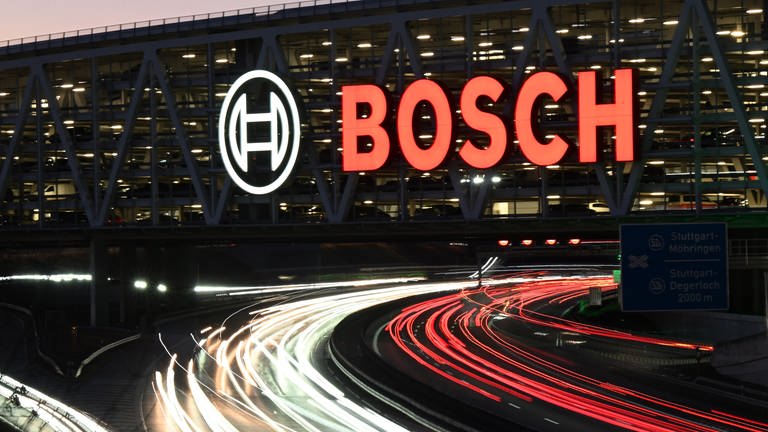 Das Logo des Technologiekonzerns Bosch leuchtet an einem Parkhaus am Flughafen über der Autobahn 8. Der Technologiekonzern und Autozulieferer Bosch legt am 7. Februar vorläufige Geschäftszahlen für das vergangene Jahr vor. (Foto: dpa Bildfunk, picture alliance/dpa | Bernd Weißbrod)