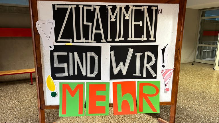 Plakat an der Max-Eyth-Realschule in Backnang nach rechtsextremistischen Schmierereien (Foto: Max-Eyth-Realschule Backnang)