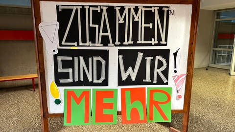 Plakat an der Max-Eyth-Realschule in Backnang nach rechtsextremistischen Schmierereien (Foto: Max-Eyth-Realschule Backnang)