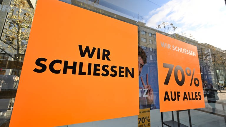 "Wir schließen" steht auf einem Schild im Schausfenster eines geschlossenen Einzelhandelsgeschäfts in der Fußgängerzone in Stuttgart. (Foto: dpa Bildfunk, picture alliance/dpa | Bernd Weißbrod)