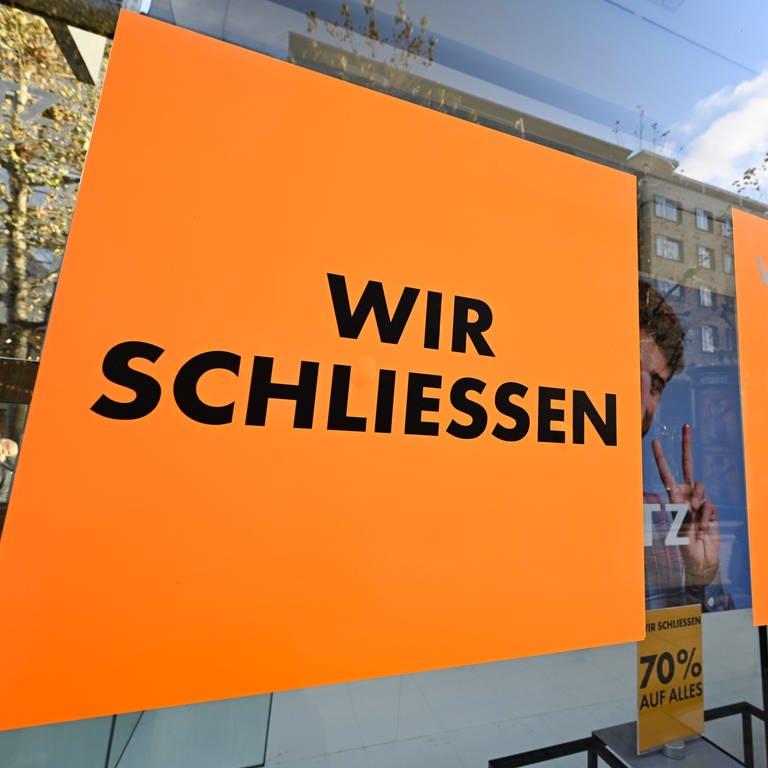 "Wir schließen" steht auf einem Schild im Schausfenster eines geschlossenen Einzelhandelsgeschäfts in der Fußgängerzone in Stuttgart. (Foto: dpa Bildfunk, picture alliance/dpa | Bernd Weißbrod)