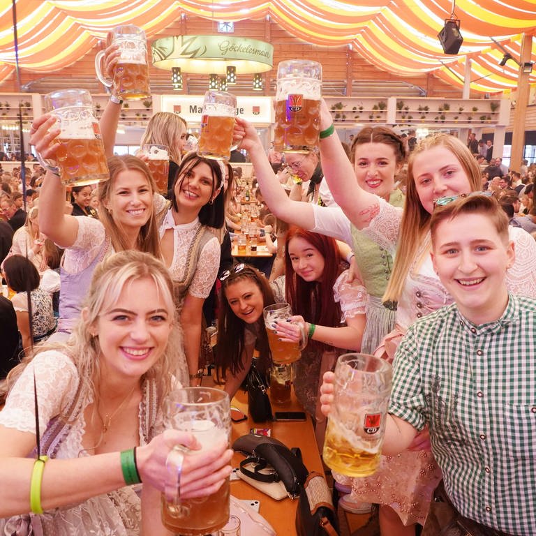 Die Bierparty, das Frühlingsfest 2024 ist eröffnet.  (Foto: Bildagentur Andreas Rosar)