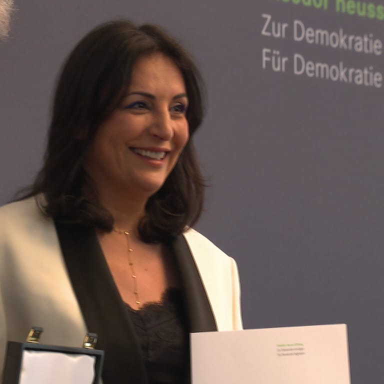 Die deutsche Autorin und Menschenrechtsaktivistin Düzen Tekkal wird am 20. April 2024 in Stuttgart mit dem Theodor Heuss Preis 2024 ausgezeichnet. (Foto: SWR)