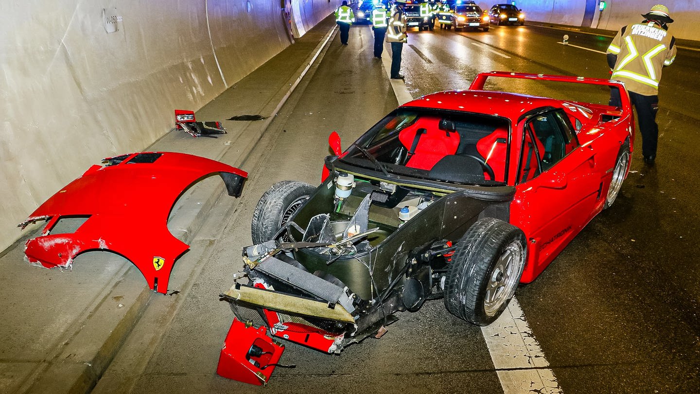 Ein zerstörter roter Ferrari im Engekbergtunnel auf der A81 (Foto: KS-Images.de/Andreas Rometsch)