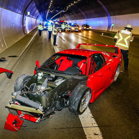 Ein zerstörter roter Ferrari im Engekbergtunnel auf der A81 (Foto: KS-Images.de/Andreas Rometsch)