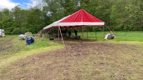 Der Zirkus Weisheit bricht seine Zelte bei Denkendorf (Kreis Esslingen) ab.