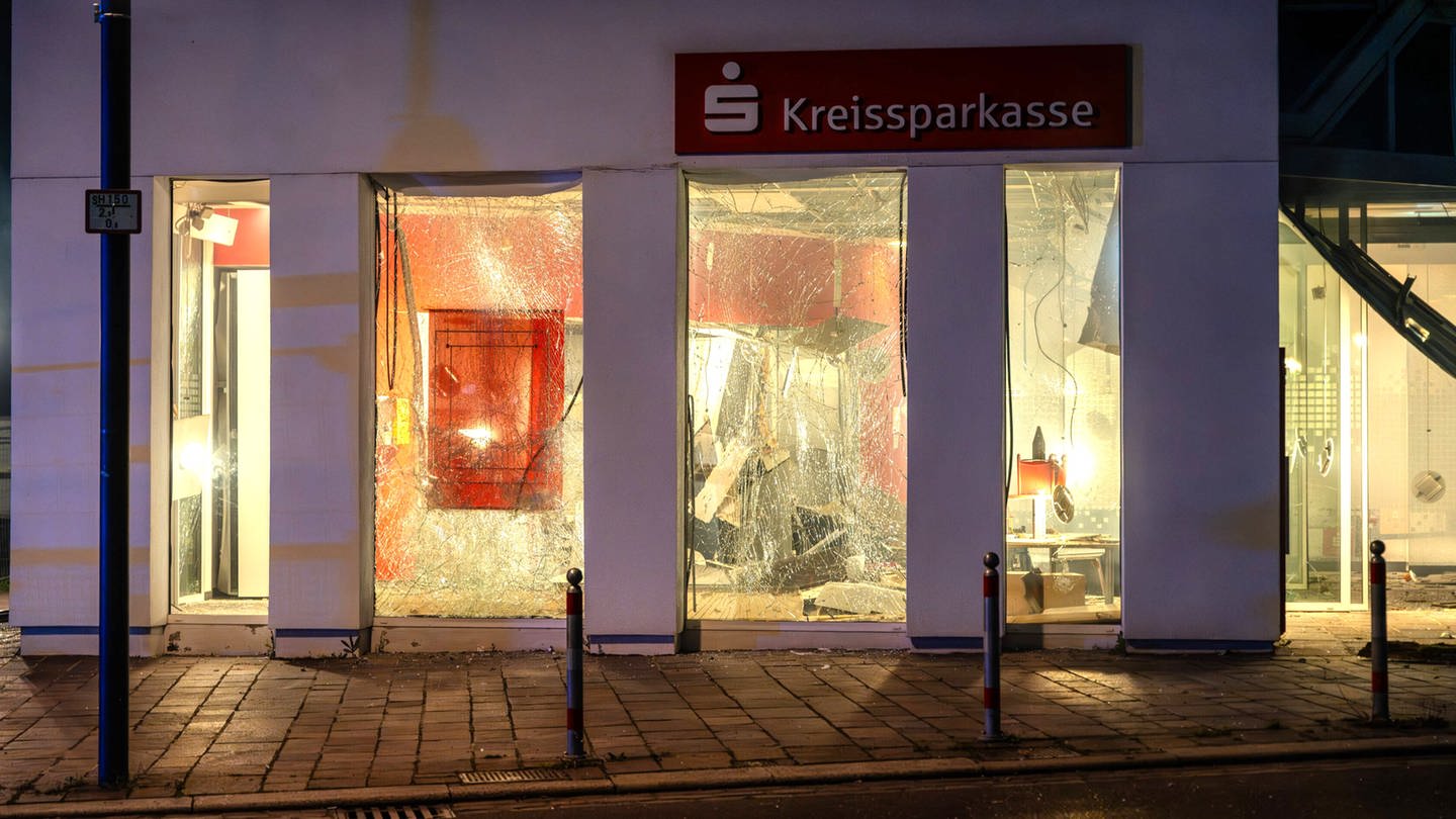 In Gerlingen (Kreis Ludwigsburg) haben Unbekannte einen Geldautomaten in einer Bankfiliale gesprengt. (Foto: 7aktuell.de)