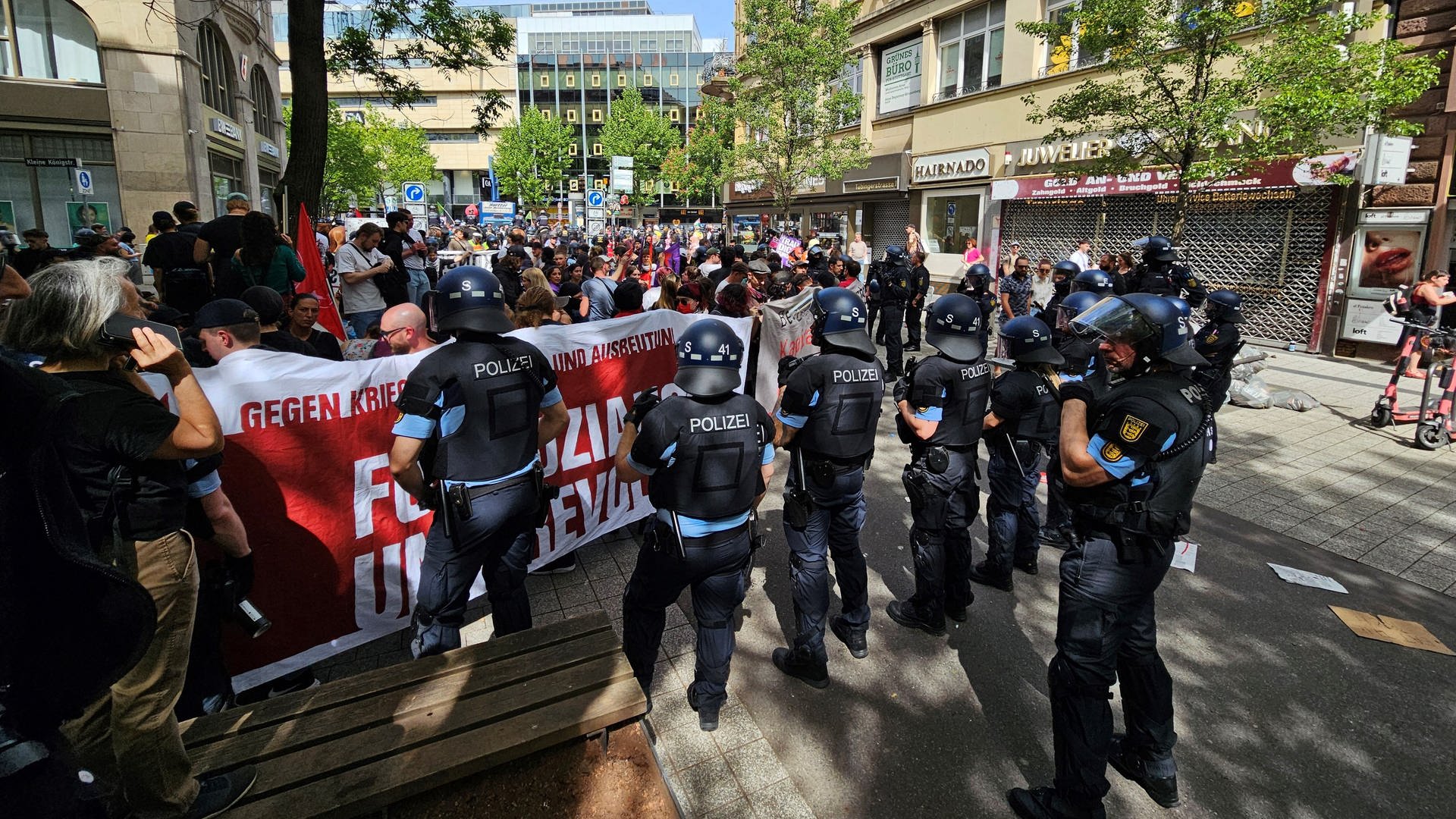 Demo zum 1. Mai in Stuttgart: Polizisten angegriffen