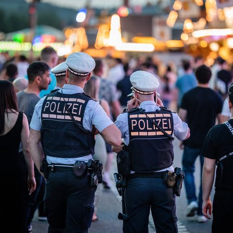 Zwei Polizeibeamte auf dem Stuttgarter Frühlingsfest 2024. (Foto: dpa Bildfunk, picture alliance/dpa | Christoph Schmidt)