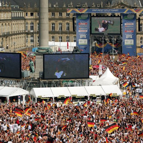 Ausgelassene deutsche Fußballfans feiern während der Fußball-WM 2006 auf dem Stuttgarter Schlossplatz (Foto: dpa Bildfunk, picture-alliance/ dpa | Marijan Murat)