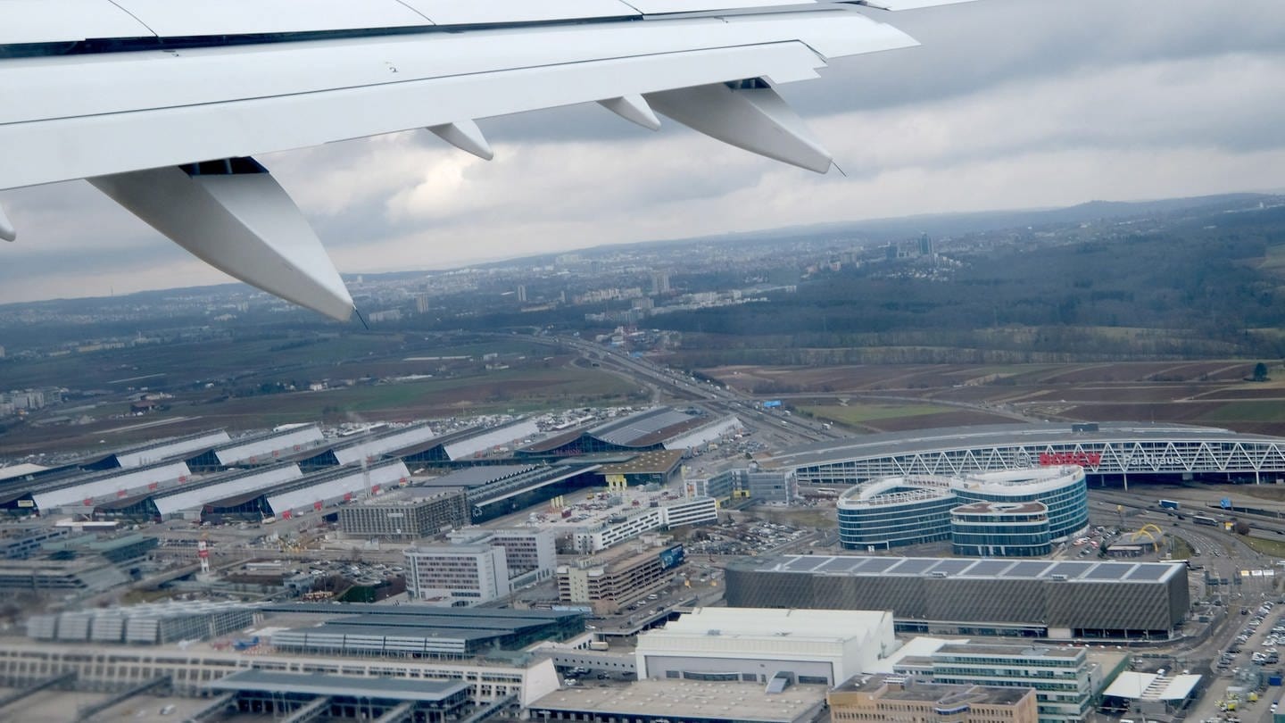 Der Flughafen Stuttgart ist aus einem startenden Verkehrsflugzeug zu sehen. (Foto: dpa Bildfunk, picture alliance/dpa | Bernd Weißbrod)