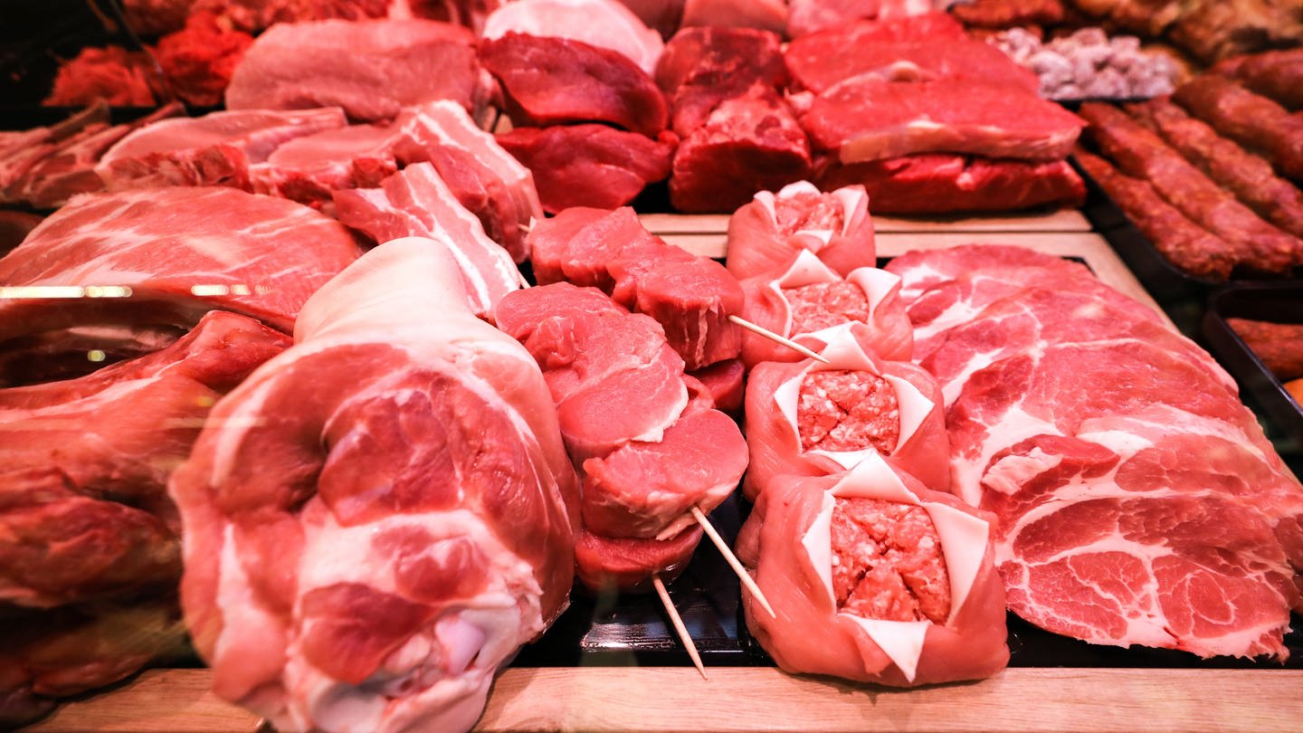 Verschiedene Sorten Fleisch liegen in einer Fleischtheke. (Foto: dpa Bildfunk, Picture Alliance)