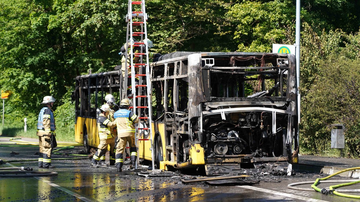 Ein ausgebrannter Linienbus der SSB im Stuttgarter Stadtteil Lederberg: Das Fahrzeug hatte wohl wegen eines technischen Defekts Feuer gefangen. (Foto: Andreas Rosar)