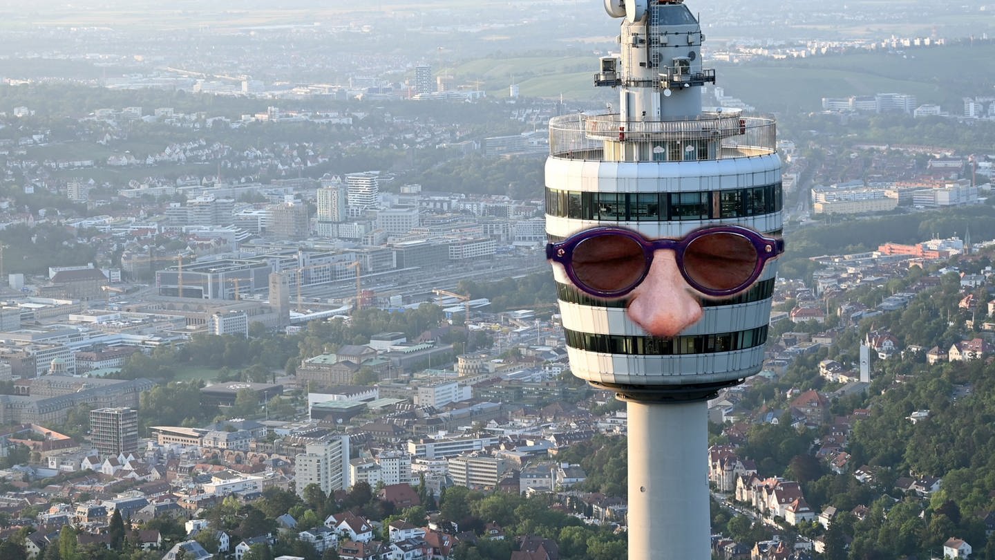 Eine Bildmontage zeigt den Fernsehturm Stuttgart über mit der City im Hintergrund und einer Nase samt Sonnenbrille ausstaffiert. (Foto: picture-alliance / Reportdienste, picture alliance/dpa/AFP | Valery Hache - Montage: SWR)