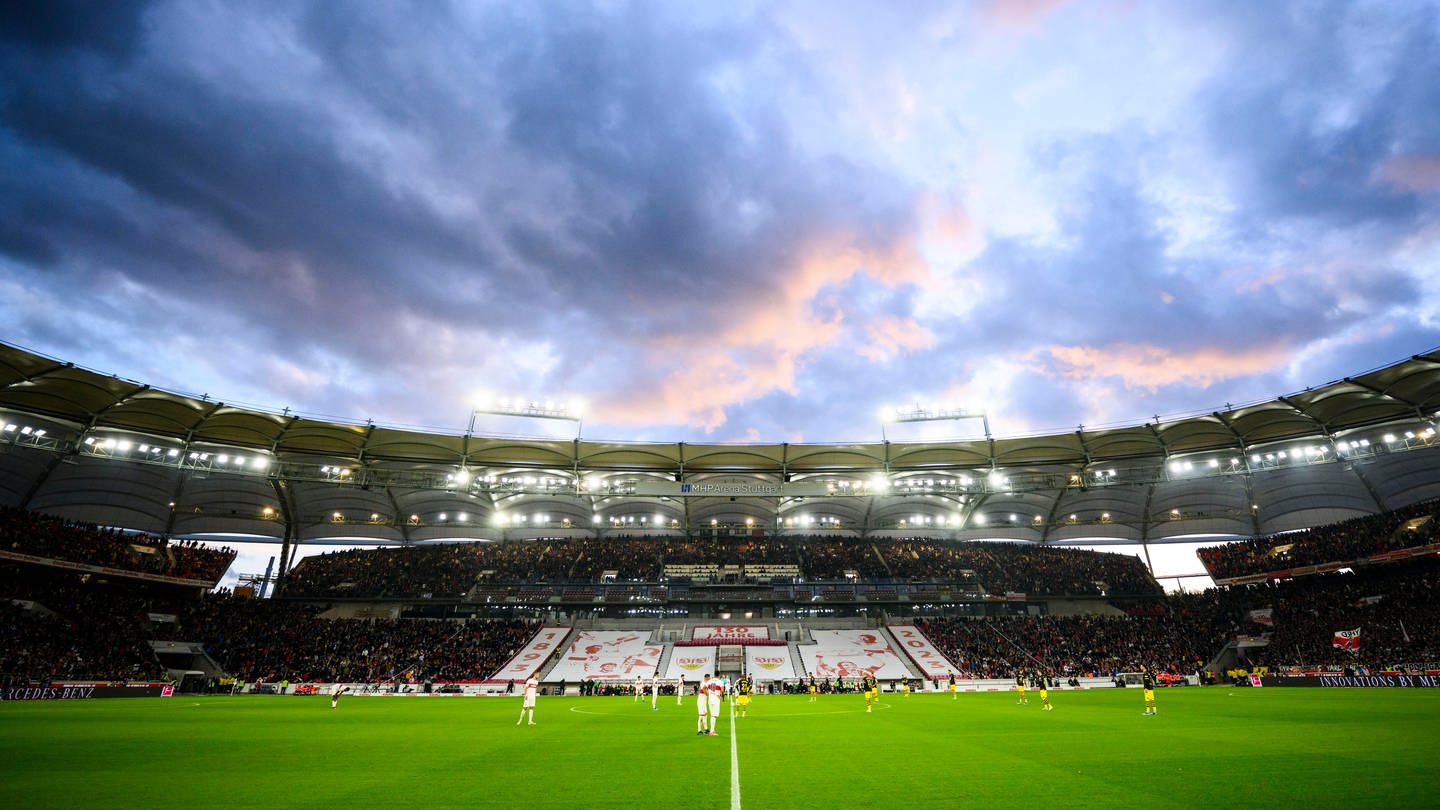 Blick auf die frisch sanierte Haupttribüne der MHP Arena in Stuttgart: Der Umbau des Stadions - auch für die Fußball-EM, die Euro 2024 - kostet die Stadt rund 79 Millionen Euro. (Foto: dpa Bildfunk, picture alliance/dpa | Tom Weller)