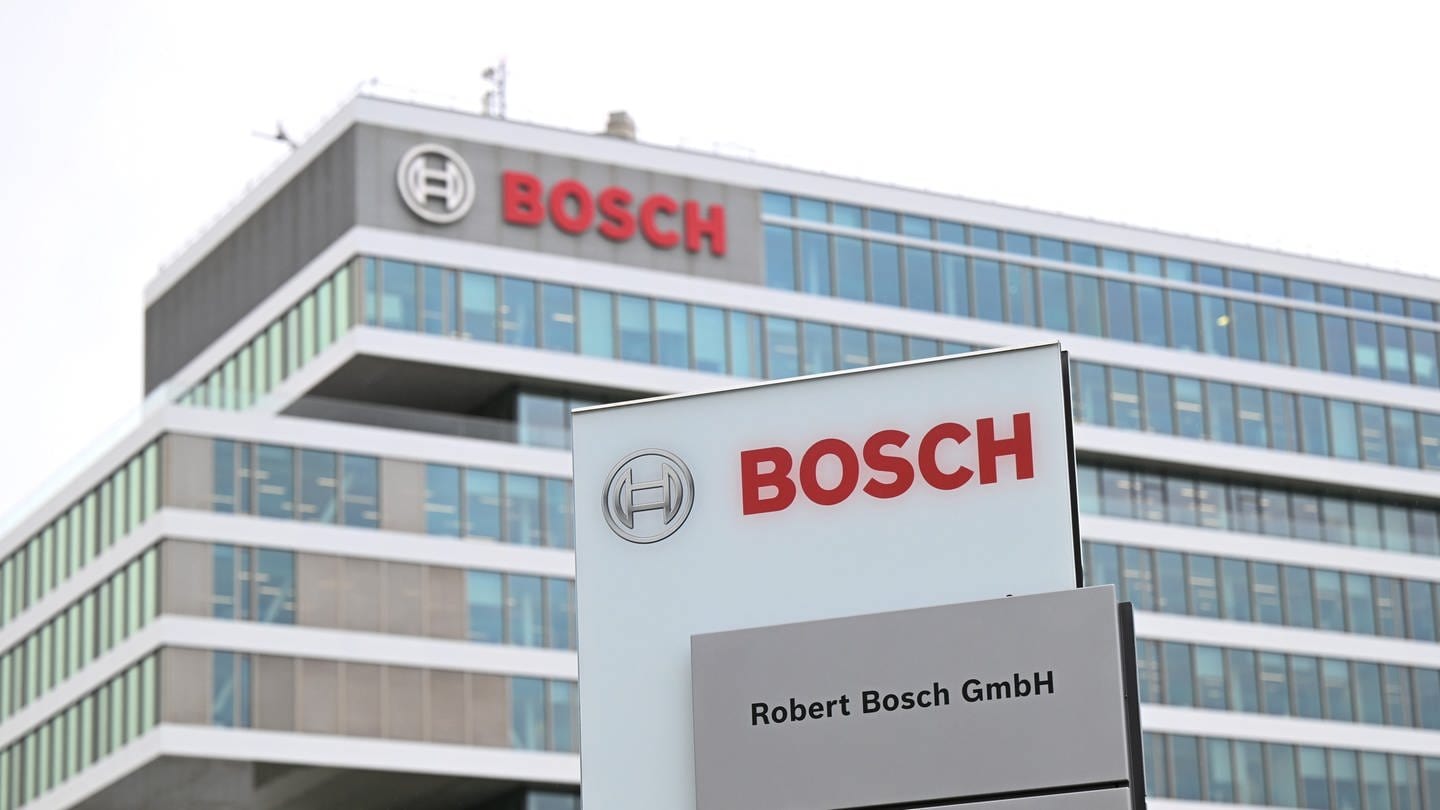 Der Technologiekonzern Bosch baut weniger Stellen ab als geplant. Das teilten das Unternehmen und der Betriebsrat mit. Auf dem Foto ist das Firmengebäude von Bosch zu sehen. (Foto: dpa Bildfunk, picture alliance/dpa | Bernd Weißbrod)