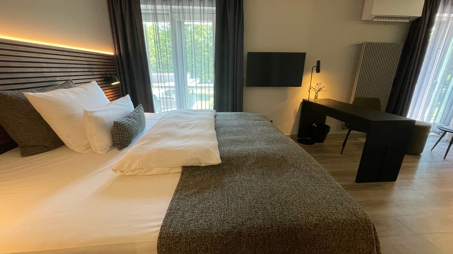 Auch die Hotelzimmer in Ludwigsburg sind renoviert worden. Das belgische Team hat sich für die Zeit während er EM lichtundurchlässige Vorhänge und große Fernseher gewünscht. (Foto: Pressestelle, Schlosshotel Monrepos)