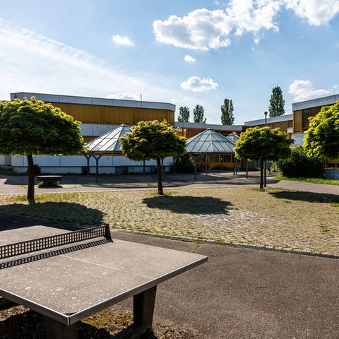 Auf dem Schulhof dieser Realschule in Vaihingen an der Enz (Kreis Ludwigsburg) im Teilort Kleinglattbach soll ein 8-jähriges Mädchen von einem unbekannten Mann sexuell missbraucht worden sein. 