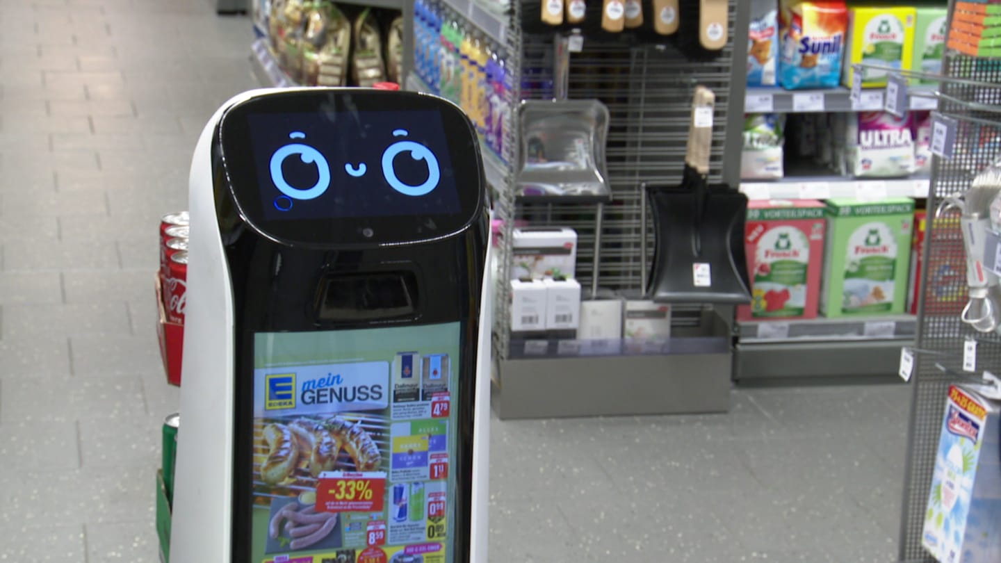 Ein Roboter mit einem Gesicht, der durch den Edeka Markt in Korb fährt. (Foto: SWR)