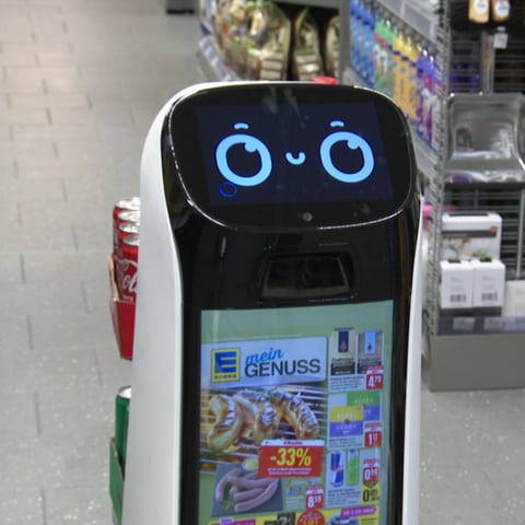 Ein Roboter mit einem Gesicht, der durch den Edeka Markt in Korb fährt.