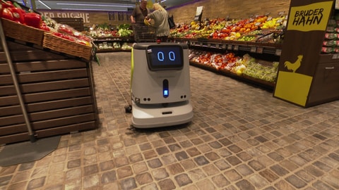 Der Roboter "Chantal" in der Obst- und Gemüseabteilung vom Edeka Petermann in Korb.