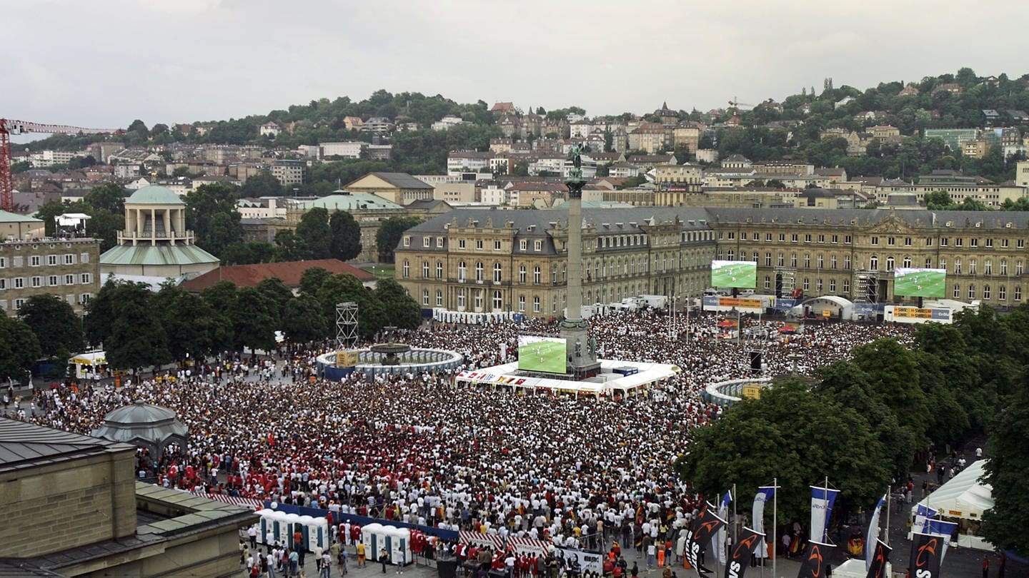Fußballfans verfolgen 2008 auf dem Stuttgart Schlossplatz das Halbfinale der Fußballeuropameisterschaft zwischen Deutschland und der Türkei. (Foto: dpa Bildfunk, picture-alliance/ dpa | Marijan Murat)