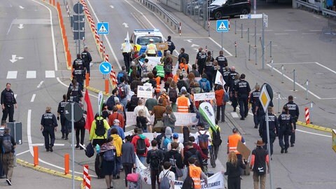 Eine Demo zog zum Privatjet-Terminal. 