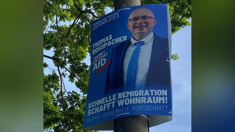 Dieses Wahlplakat des AfD-Politikers Thomas Rosspacher vor der Kommunalwahl in Stuttgart brachte ihm nun Anzeigen ein. (Foto: SWR, SWR)