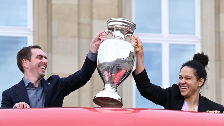 Der Turnierdirektor während der Fußball-EM für Stuttgart, Philipp Lahm, präsentiert zusammen mit Euro2024-Botschafterin und Ex-Nationalspielerin Celia Sasic den Pokal der Euro 2024. (Archivbild)