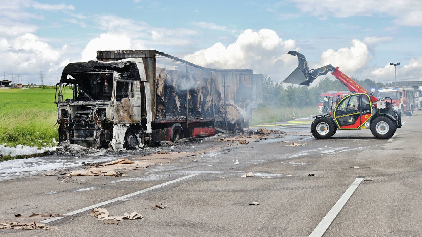 Ein ausgebrannter LKW steht auf der A81. (Foto: 7aktuell.de | Kevin Lermer)