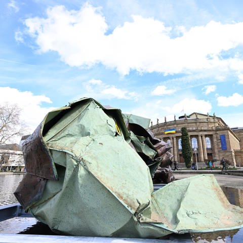 Das durch einen Sturm zerstörte Dach der Stuttgarter Oper ist im Eckensee vor der Oper aufgebaut.