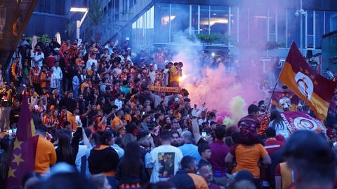 Mehrere hundert Fans hatten sich in Stuttgart auf dem Schlossplatz auf der Treppe nenen dem Kunstmuseum versammelt und die Meisterschaft des türkischen Erstligisten Galatasary Istanbul gefeiert. Dabei wurde auch Pyrotechnik gezündet.