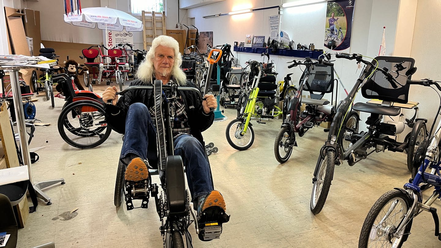 Der 71-jährige Gert Wiedemann auf einem Therapie-Rad in seiner Werkstatt in Eislingen an der Fils. (Foto: SWR, Alina Klass)