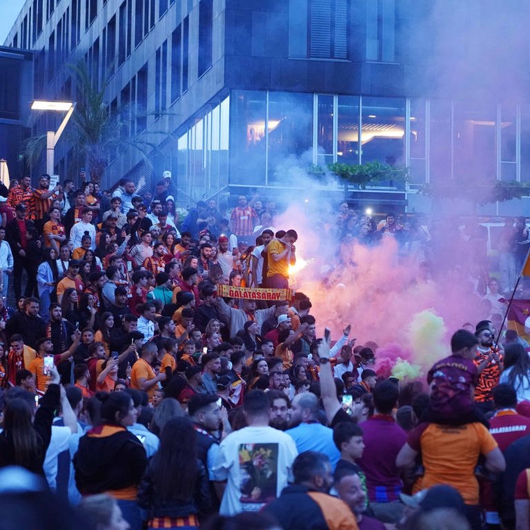 Galatasaray-Fans feiern in Stuttgart die Meisterschaft ihres Vereins.