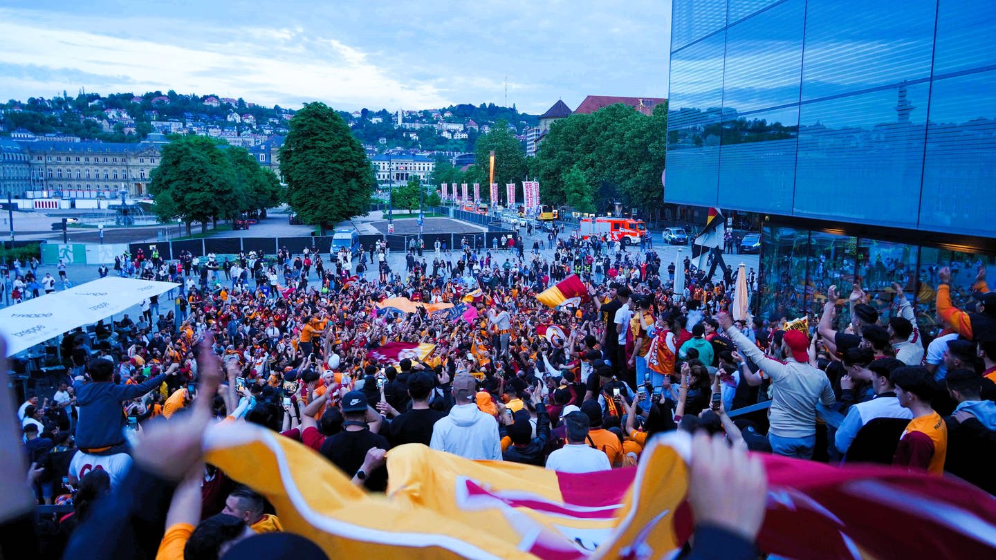 Fans von Galatasaray Istanbul feierten am Sonntagabend die Meisterschaft ihres Clubs auf dem Stuttgarter Schlossplatz. (Foto: Andreas Rosar)