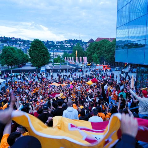 Fans von Galatasaray Istanbul feierten am Sonntagabend die Meisterschaft ihres Clubs auf dem Stuttgarter Schlossplatz.