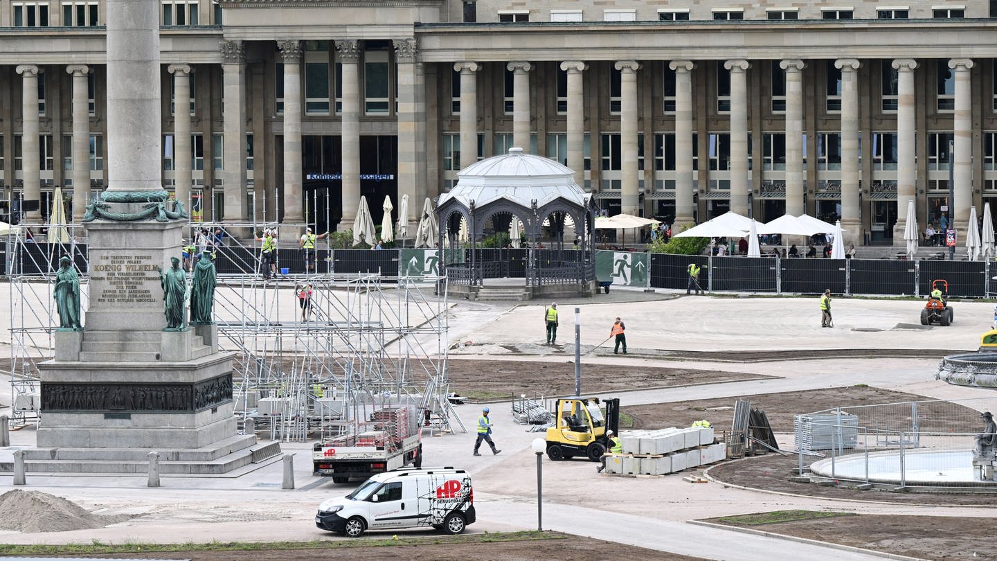 Tausende Einsatzkräfte sollen Stuttgart während der Euro 2024 sicher machen - unter anderem beim Public Viewing am Schlossplatz, das bereits aufgebaut wird. (Foto: dpa Bildfunk, picture alliance/dpa | Bernd Weißbrod)