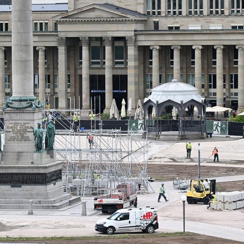 Tausende Einsatzkräfte sollen Stuttgart während der Euro 2024 sicher machen - unter anderem beim Public Viewing am Schlossplatz, das bereits aufgebaut wird.