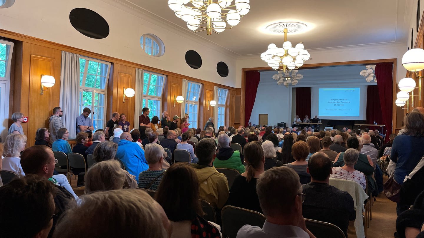 Der gut besuchte Kleine Kursaal in Bad Cannstatt (Foto: SWR, Anna Knake)