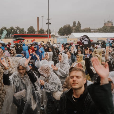 Gäste im Regen beim Kessel Festival