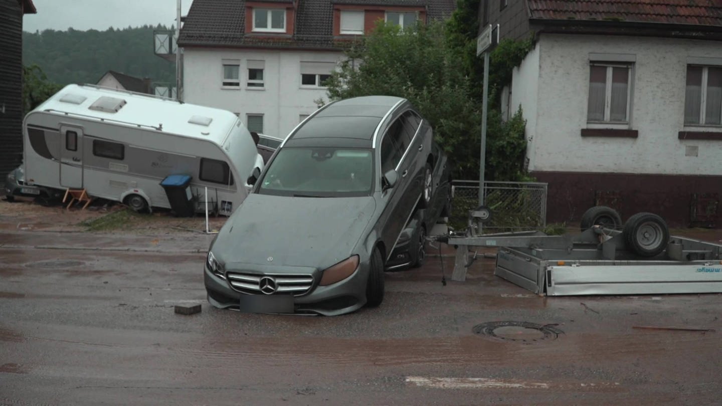 Autos und Geröll stapeln sich in Schorndorf-Miedelsbach nach der Flutwelle (Foto: 7aktuell.de | Oskar Eyb)