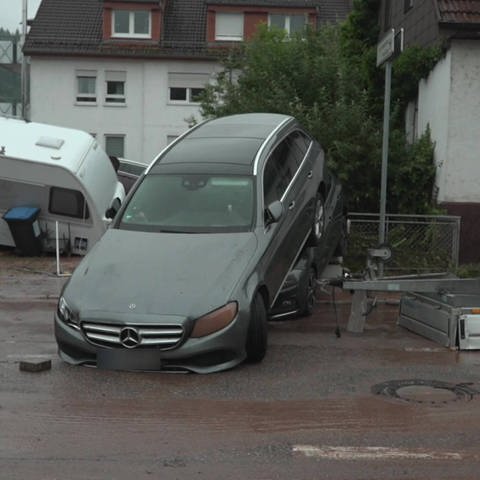 Autos und Geröll stapeln sich in Schorndorf-Miedelsbach nach der Flutwelle