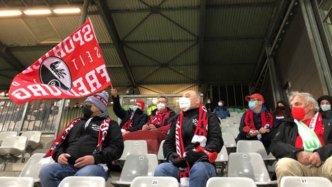Der SC-Frauen Fanclub "Rote Füchse" im Dreisamstadion. (Foto: SWR, Anita Westrup)