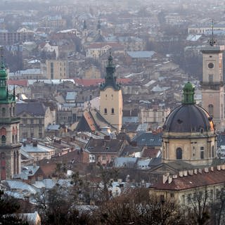Blick von oben auf Altstadt mit mehreren Kirchtürmen und verschiedenen älteren Häusern. (Foto: picture-alliance / Reportdienste, Markiian Lyseiko)