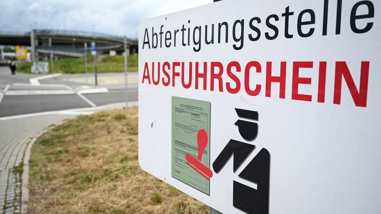 Ein Hinweisschild zur Abfertigungsstelle für Ausfuhrscheine  (Foto: picture-alliance / Reportdienste, Felix Kästle)