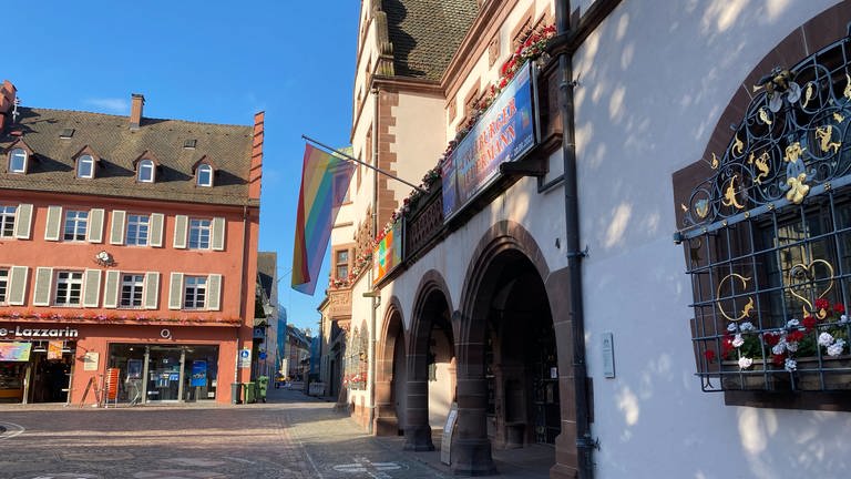 Am Freiburger Rathaus hängt eine Regenbogenflagge - als Zeichen gegen Diskriminierung und Intoleranz. (Foto: SWR, Samantha Happ)
