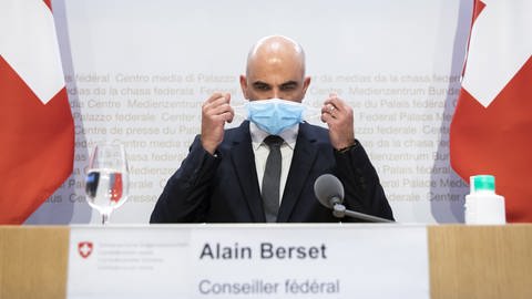 Schweizer Gesundheitsminister Alain Berset bei der Pressekonferenz (Foto: picture-alliance / Reportdienste, Peter Klaunzer)