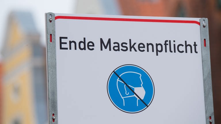 Ein Plakat mit einem durchgestrichenem Symbol für das Tragen einer Schutzmaske (Foto: dpa Bildfunk, Stefan Sauer)