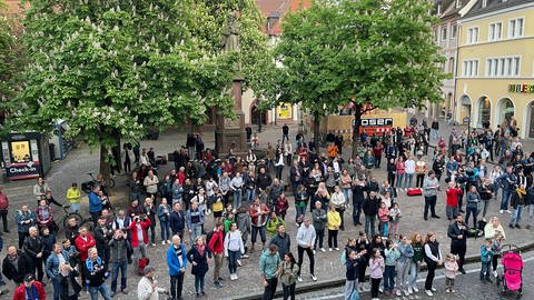 Eine große Gruppe von Menschen steht auf dem Rathausplatz in Freiburg. Das Foto ist von oben nach unten, vom Balkon des Rathauses gemacht. (Foto: SWR, Nikolas Rödelberger)