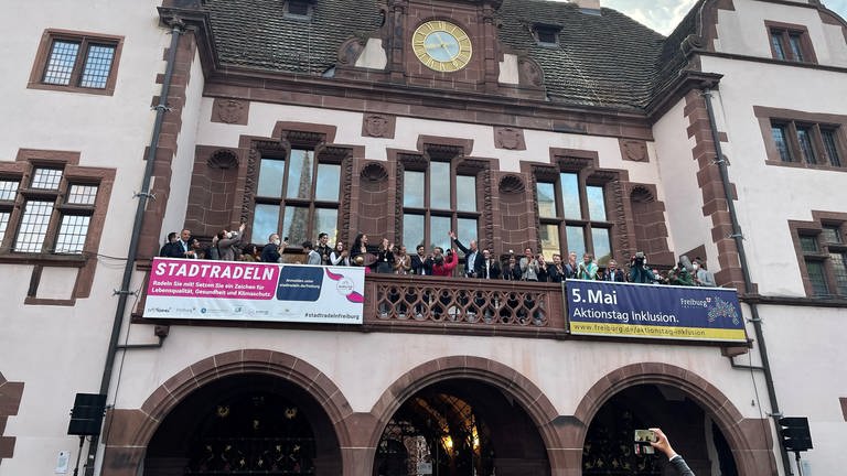 Auf dem Balkon des Rathauses Freiburg feiern die Basketballmeisterinnen Eisvögel USC Freiburg ihre Meisterschaft.  (Foto: SWR, Christoph Ebner)